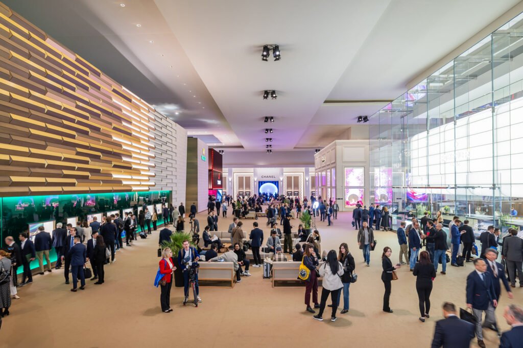 Watches and Wonders Geneva torna dal 14 al 20 aprile 2026, sette giorni di emozioni, innovazione e artigianato nel cuore dell'orologeria.