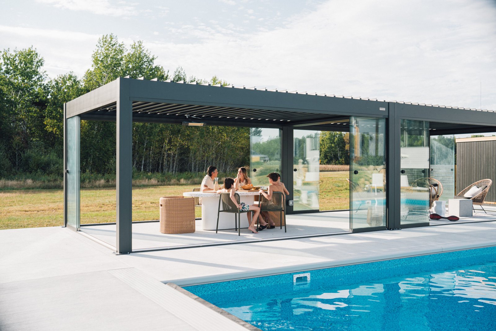 2410 Skydance S2 4x6 Anthracite Free-Standing Glass Wall (Anna Christian) US-Minnesota STD