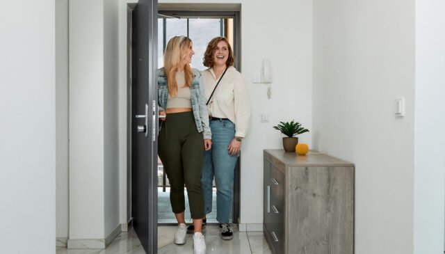 Easy access with Nuki Smart Lock_young women coming home