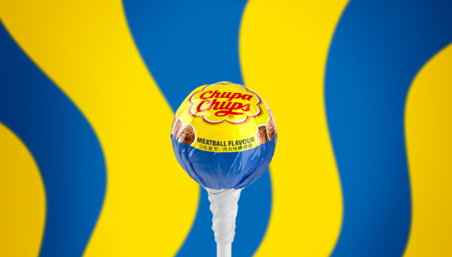 IKEA trasforma uno scherzo virale in una collaborazione inaspettata con Chupa Chups. Nasce così un lecca-lecca in edizione limitata ispirato al gusto dell’iconica polpetta IKEA