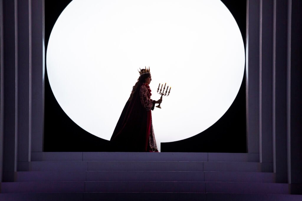 Macbeth Melodramma in quattro atti Libretto di Francesco Maria Piave dalla omonima tragedia di William Shakespeare Musica di Giuseppe Verdi Edizioni Casa Ricordi, Milano Personaggi e Interpreti MACBETH: Franco Vassallo BANCO: Roberto Scandiuzzi LADY MACBETH: Vittoria Yeo DAMA DI LADY MACBETH: Barbara Massaro MACDUFF: Matteo Falcier MALCOLM: Francesco Pittari MEDICO/DOMESTICO: Alin Anca SICARIO/ARALDO: Alin Anca SECONDA APPARIZIONE :Ludovico Ulivelli* TERZA APPARIZIONE: Sofia Ristori* Direttore: Giuseppe Finzi Regia: Fabio Ceresa Scene: Tiziano Santi Costumi: Giuseppe Palella Lighting Designer: Cristian Zucaro Coreografia: Mattia Agatiello ORT – Orchestra della Toscana (bande di palcoscenico a cura di Orchestra Giovanile Toscana ) Compagnia di danza: Fattoria Vittadini Coro Arché Maestro del coro: Marco Bargagna Nuovo allestimento del Teatro Verdi di Pisa in coproduzione con Teatro Alighieri di Ravenna, Teatro Amintore Galli di Rimini, Teatro Carlo Felice di Genova, Teatro Pavarotti-Freni di Modena, Teatro Valli di Reggio Emilia, Teatro Comunale di Ferrara, Teatro Goldoni di Livorno.