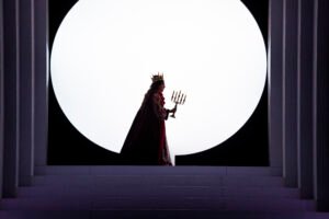 Macbeth Melodramma in quattro atti Libretto di Francesco Maria Piave dalla omonima tragedia di William Shakespeare Musica di Giuseppe Verdi Edizioni Casa Ricordi, Milano Personaggi e Interpreti MACBETH: Franco Vassallo BANCO: Roberto Scandiuzzi LADY MACBETH: Vittoria Yeo DAMA DI LADY MACBETH: Barbara Massaro MACDUFF: Matteo Falcier MALCOLM: Francesco Pittari MEDICO/DOMESTICO: Alin Anca SICARIO/ARALDO: Alin Anca SECONDA APPARIZIONE :Ludovico Ulivelli* TERZA APPARIZIONE: Sofia Ristori* Direttore: Giuseppe Finzi Regia: Fabio Ceresa Scene: Tiziano Santi Costumi: Giuseppe Palella Lighting Designer: Cristian Zucaro Coreografia: Mattia Agatiello ORT – Orchestra della Toscana (bande di palcoscenico a cura di Orchestra Giovanile Toscana ) Compagnia di danza: Fattoria Vittadini Coro Arché Maestro del coro: Marco Bargagna Nuovo allestimento del Teatro Verdi di Pisa in coproduzione con Teatro Alighieri di Ravenna, Teatro Amintore Galli di Rimini, Teatro Carlo Felice di Genova, Teatro Pavarotti-Freni di Modena, Teatro Valli di Reggio Emilia, Teatro Comunale di Ferrara, Teatro Goldoni di Livorno.