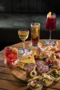 Giostra Modenese, Martinetto, Veroni Cocktail e Veroni Spritz. Nonsolococktails sarà inoltre responsabile della gestione dell’area bar di Veroni Salumi