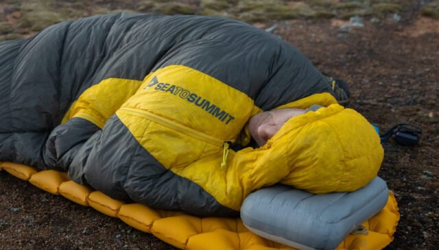Sea to Summit propone un setup pensato per offrire riposo concreto e senza complicazioni: il materassino Camp Plus Self Inflating Mat e il sacco a pelo Spark.
