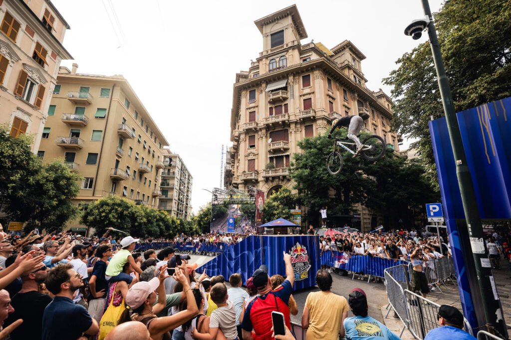 Migliaiai in piazza Castelletto a Genova (Credit Gabriele Seghizzi, Gionata Livorti -Red Bull Content Pool)