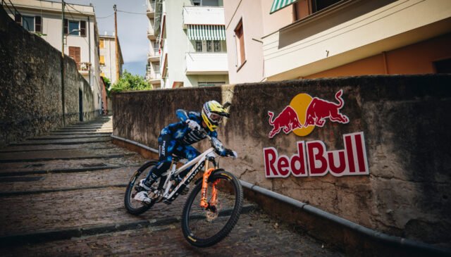 Roger Vieira affronta le creuze di Genova (Credit Gabriele Seghizzi, Gionata Livorti -Red Bull Content Pool)