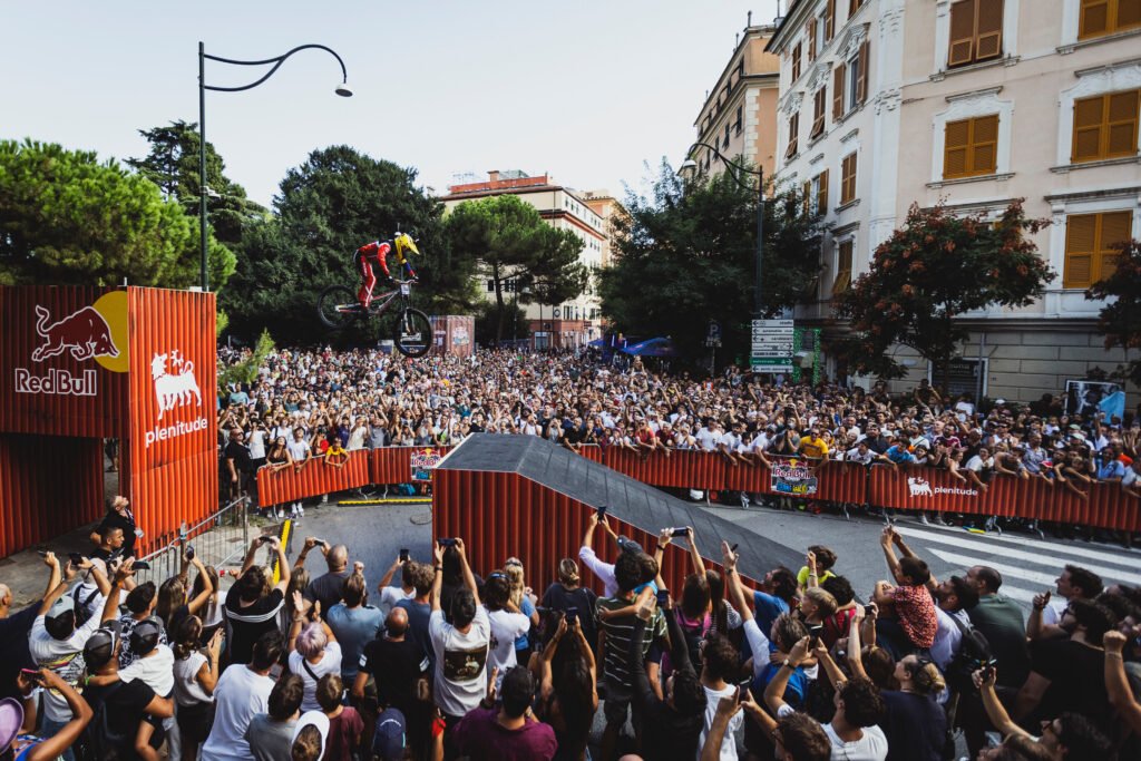 Johannes Fischbach performs during the Red Bull Cerro Abajo in Genova, Italy on August 24, 2025. // Mauro Puccini / Red Bull Content Pool 