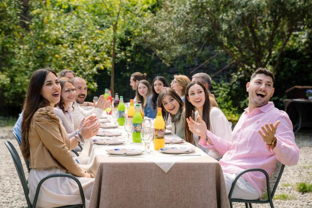 L'indagine quantifica con precisione anche il momento esatto in cui si percepisce di essere "davvero tornati a casa". Per il 24% del campione il simbolo assoluto è la tavola con tutta la famiglia riunita
