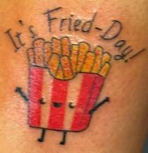 un tatuaggio con le patatine fritte KFC